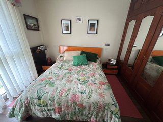 Dormitorio completo: Cama 135, 2 mesitas y cómoda
