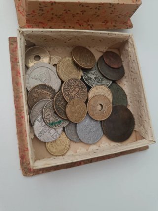 Lote de monedas antiguas dentro cajita