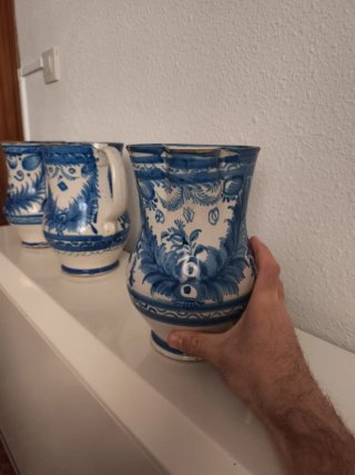 Antigua colección de jarras de Manises