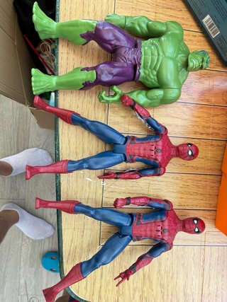 Muñecos Hulk y Spiderman , el precio es de la und