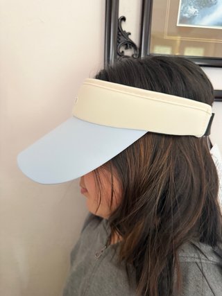 Visiera Alo Yoga bianco panna e azzurro