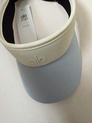 Visiera Alo Yoga bianco panna e azzurro