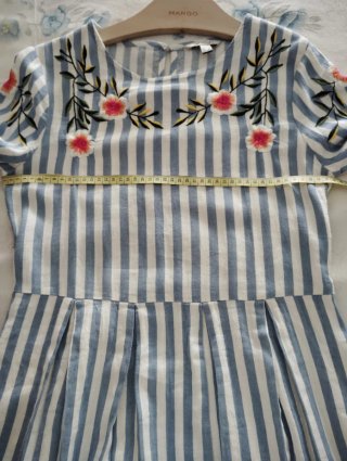 Vestido de rayas, Flores Bordadas