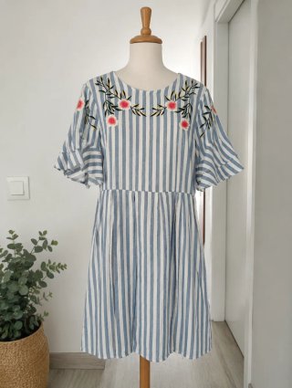 Vestido de rayas, Flores Bordadas