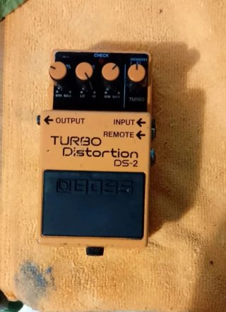 Amplificador Marshall y pedal boss