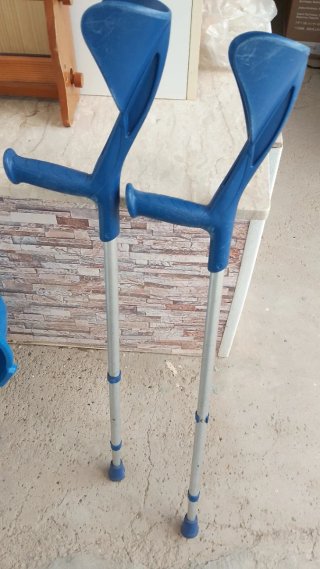 Par de muletas ortopédicas azules