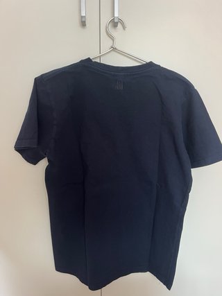 Camiseta Ami Paris Azul con Corazón Rojo