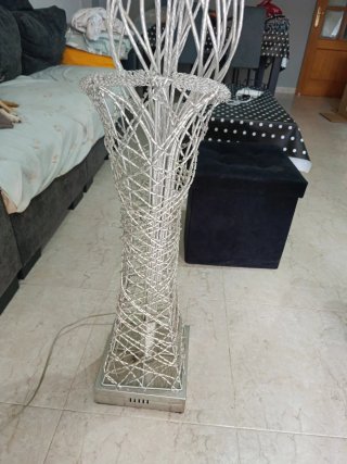 Lámpara de pie decorativa plateada