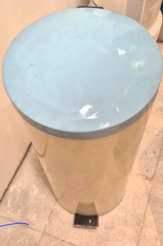 Cubo de basura beige y azul,como nuevo
