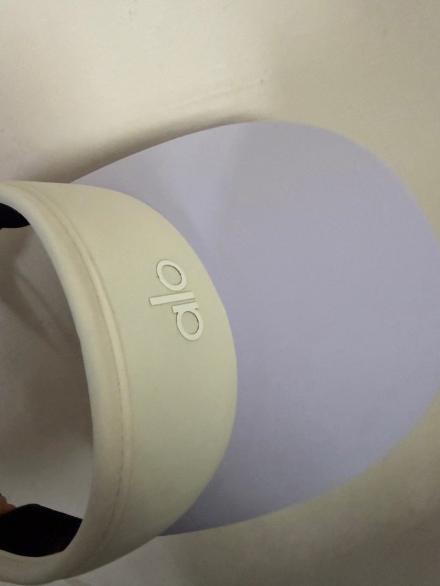 Visera deportiva super ligera Alo Yoga para mujer