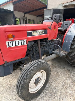 Tractor Kubota M603UF Rojo