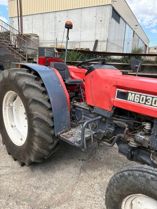 Tractor Kubota M603UF Rojo