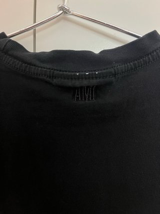 Camiseta Ami Paris Negra Corazón Rojo