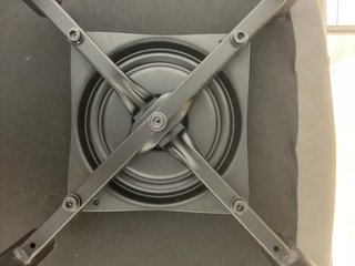Silla de comedor gris con patas negras