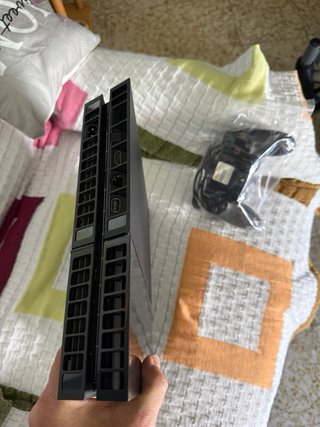 PS4 (PlayStation 4) + 2 Juegos NFS