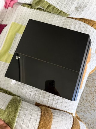 PS4 (PlayStation 4) + 2 Juegos NFS