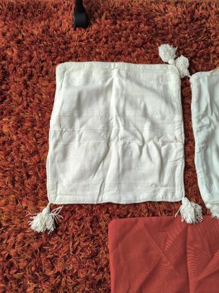 Fundas de cojín blancas y rojas