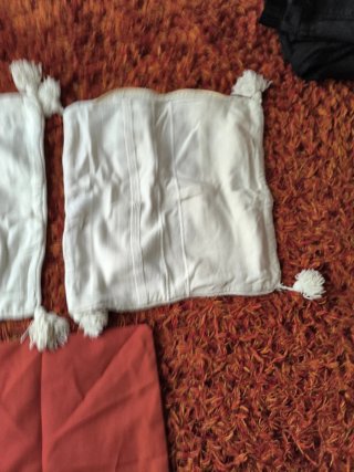 Fundas de cojín blancas y rojas