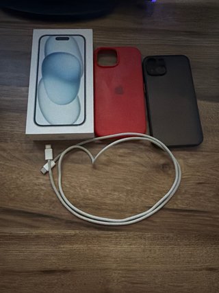 iPhone 15 con fundas i cargador de apple.