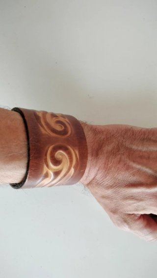 Bracciale tribale in cuoio uomo.