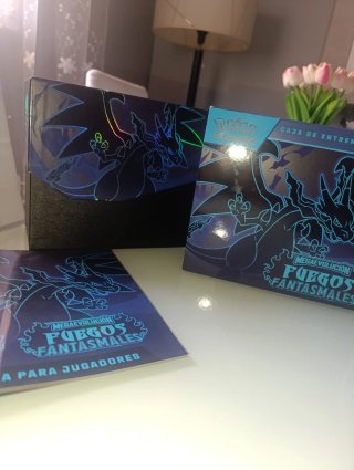 Caja Entrenador Élite Pokémon Fuego Fantasmal
