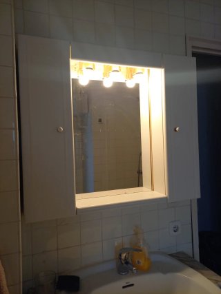 Mueble de baño con espejo y luces led
