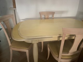 Mesa de comedor de madera con 6 sillas