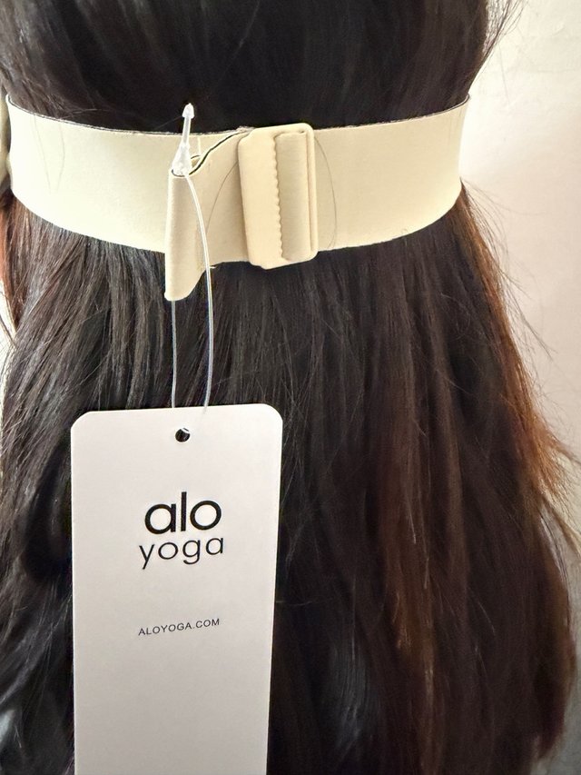 Gorra de sol Alo Yoga beige