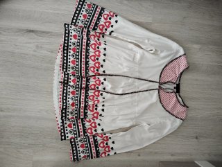 Blusón blanco con corazones rojos Talla M