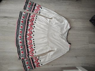 Blusón blanco con corazones rojos Talla M