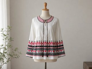 Blusón blanco con corazones rojos Talla M