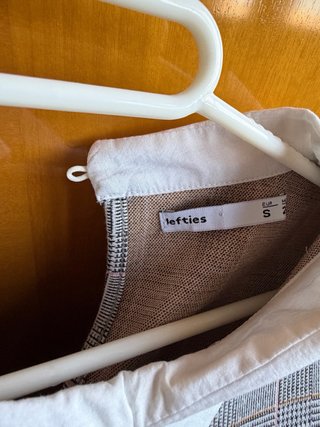Vestido de cuadros con cuello blanco