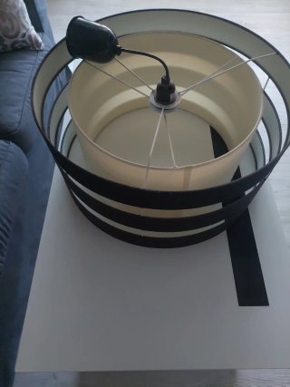 Lámpara de techo negra y blanca .