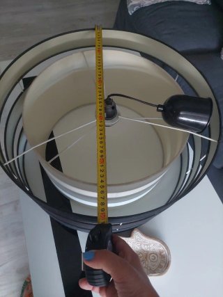 Lámpara de techo negra y blanca .