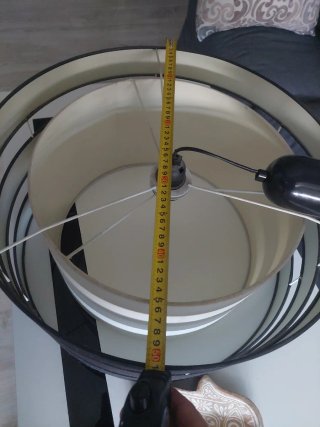 Lámpara de techo negra y blanca .