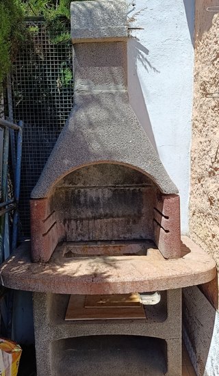Barbacoa de piedra gris y roja