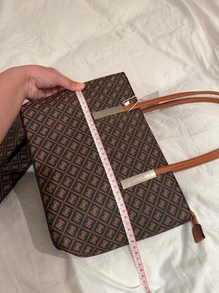 Dos bolsos de mano marrones estampados