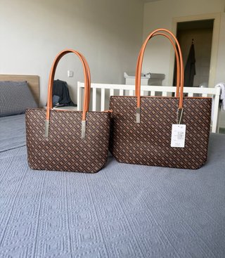 Dos bolsos de mano marrones estampados