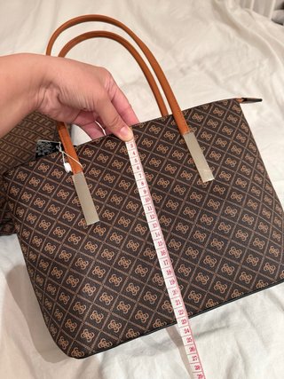 Dos bolsos de mano marrones estampados