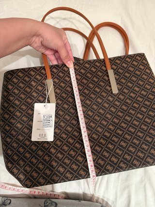 Dos bolsos de mano marrones estampados