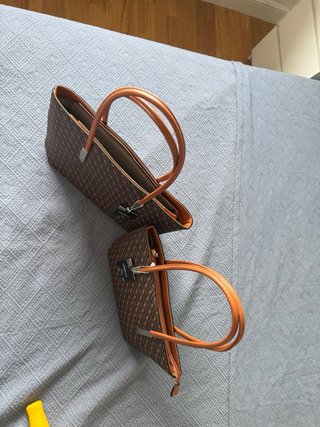Dos bolsos de mano marrones estampados
