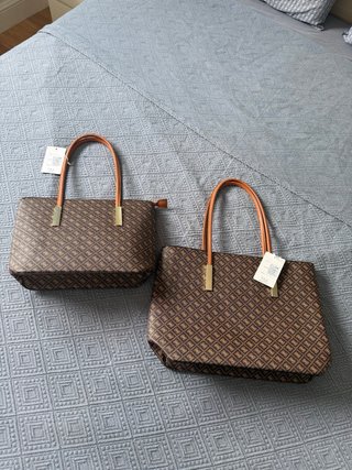 Dos bolsos de mano marrones estampados