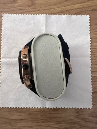 Reloj Poedagar Negro y Dorado