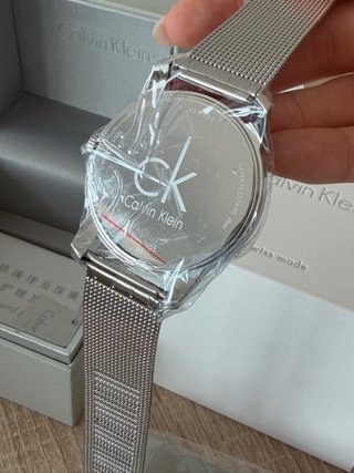 Reloj Calvin Klein plateado y blanco