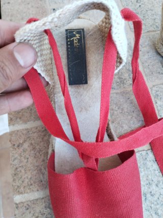 Zapatos de cuña rojos y beige para mujer.