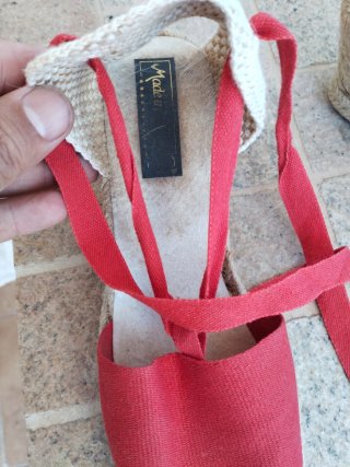 Zapatos de cuña rojos y beige para mujer.