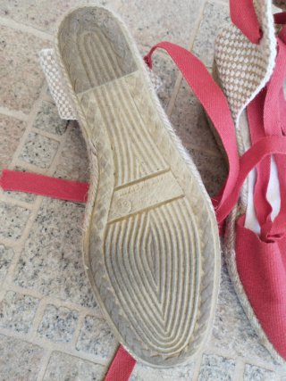 Zapatos de cuña rojos y beige para mujer.