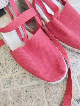 Zapatos de cuña rojos y beige para mujer.