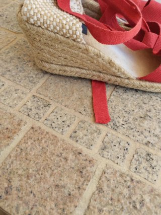 Zapatos de cuña rojos y beige para mujer.