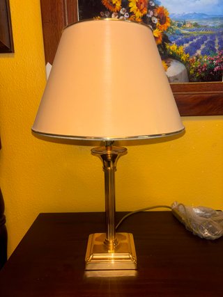 Lámpara de mesa columna estriada dorada y beige